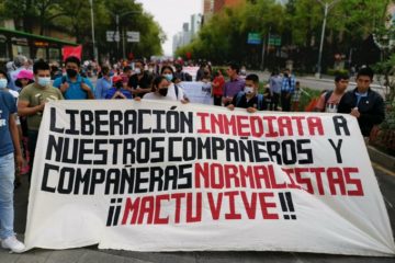 Manifestantes en favor da liberación das e dos estudantes normalistas